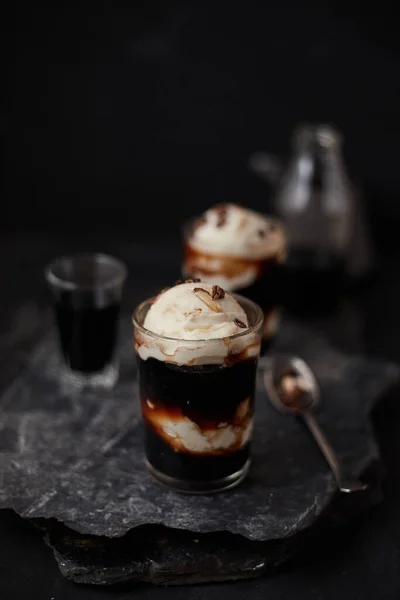 İtalya 'da affogato denilen vanilyalı dondurmalı buzlu kahve..