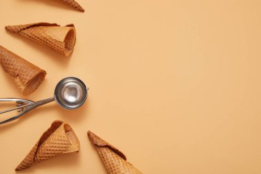 Pastel arka planda dondurma külahları.