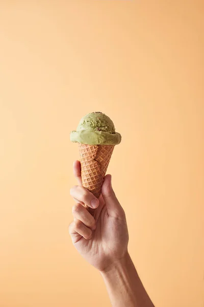 Mano Tenendo Cono Gelato Verde — Foto Stock