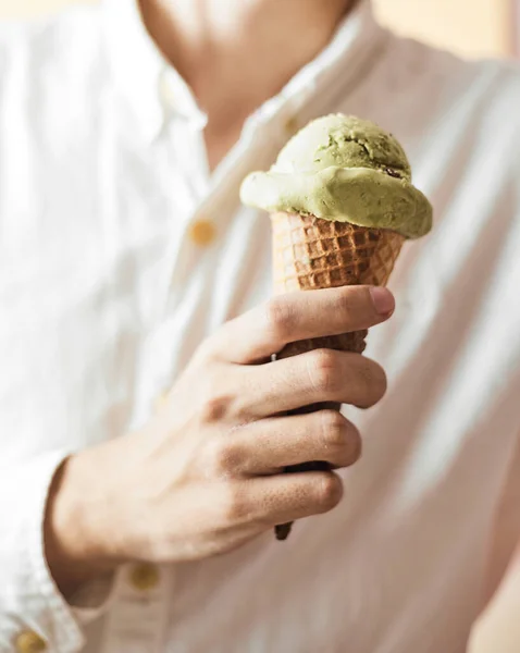 Mano Tenendo Cono Gelato Verde — Foto Stock