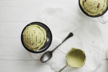 Beyaz arka planda yeşil çay dondurması.