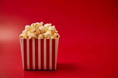 pastel arka planda patlamış mısır