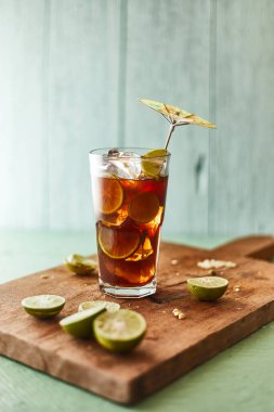 Limon dilimli buzlu çay.