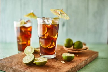 Limon dilimli buzlu çay.