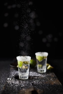 Ev yapımı limonata ve gözlük.