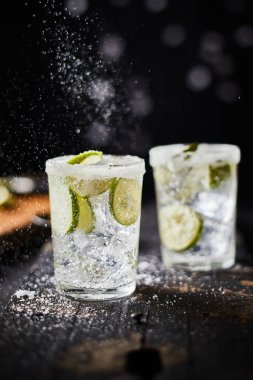 Ev yapımı limonata ve gözlük.