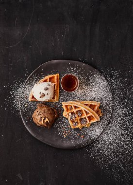 Dondurma ve karamel soslu taze waffle.