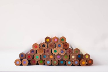 Beyaz arka plan, kopya alanı üzerinde renkli kalemler