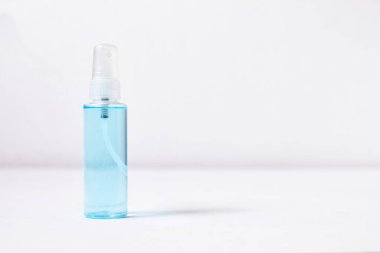 Kapalı bir şişe mavi alkol el spreyi. Corona virüsü onaylıyor