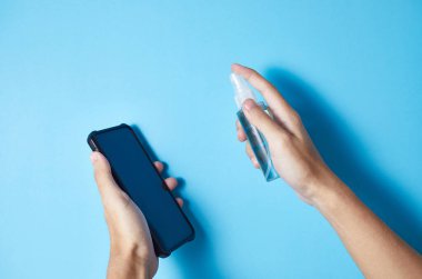 Kapalı bir şişe mavi alkol el spreyi. Corona virüsü onaylıyor