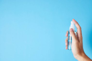 Kapalı bir şişe mavi alkol el spreyi. Corona virüsü onaylıyor