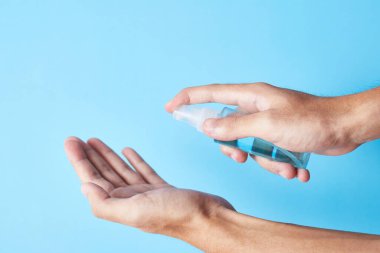 Kapalı bir şişe mavi alkol el spreyi. Corona virüsü onaylıyor