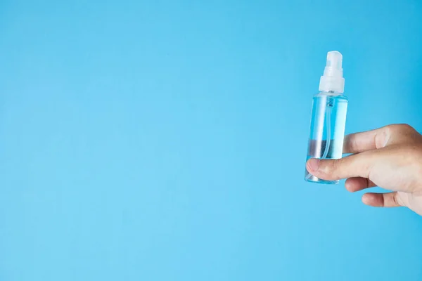 Kapalı Bir Şişe Mavi Alkol Spreyi Corona Virüsü Onaylıyor — Stok fotoğraf