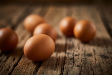Tavuk yumurtaları masada. Çiftlik ürünleri, doğal yumurtalar..