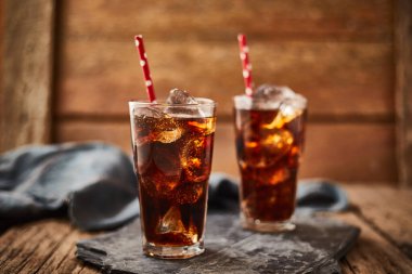 Masada buzlu ferahlatıcı kola bardağını kapat.