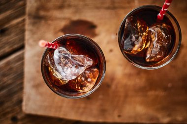 Masada buzlu ferahlatıcı kola bardağını kapat.