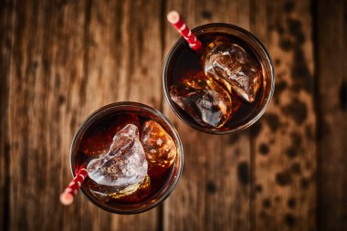 Masada buzlu ferahlatıcı kola bardağını kapat.