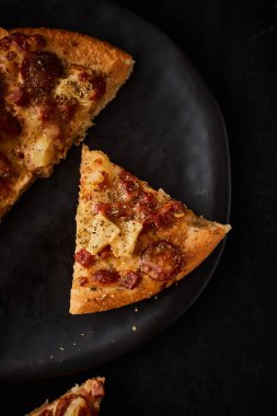 Pastırmalı ve sosisli pizza.