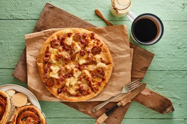 Pastırmalı ve sosisli pizza.