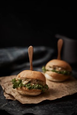 Masada ton balıklı mini burger. Yemek.