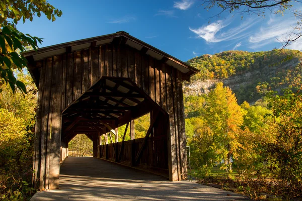 Ponte coperto in autunno — Foto Stock