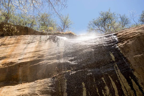 Bajo una cascada —  Fotos de Stock