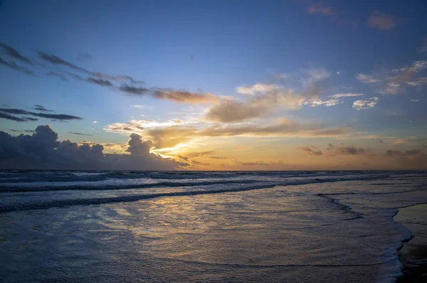 Een Zonsopgang Het Strand — Stockfoto