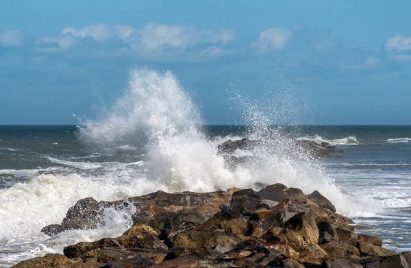 Ondas Quebrando Uma Parede Molhe Rocha — Fotografia de Stock