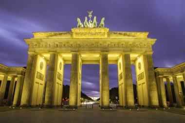 Brandenburg kapısı (Brandenburger Tor) gün batımında Berlin 'de