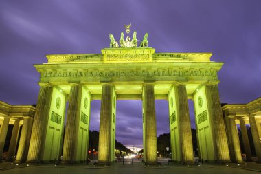 Brandenburg kapısı (Brandenburger Tor) gün batımında Berlin 'de