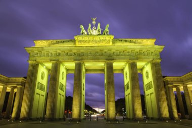 Brandenburg kapısı (Brandenburger Tor) gün batımında Berlin 'de