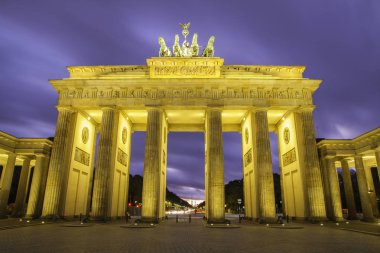 Brandenburg kapısı (Brandenburger Tor) gün batımında Berlin 'de