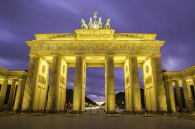 Brandenburg kapısı (Brandenburger Tor) gün batımında Berlin 'de