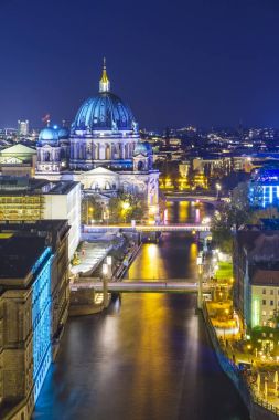 Berlin Katedrali (Berliner Dom), gün batımı sırasında Spree Nehri