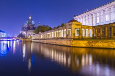 Berlin Katedrali (Berliner Dom), gün batımı sırasında Spree Nehri