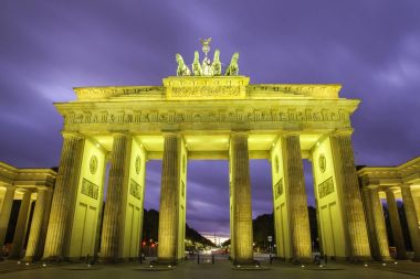 Berlin Brandenburg Kapısı (Brandenburger Tor) güzel 3d Eşleme günbatımı sırasında aydınlatılmış