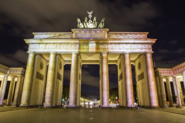 Berlin Brandenburg Kapısı (Brandenburger Tor) güzel 3d Eşleme günbatımı sırasında aydınlatılmış