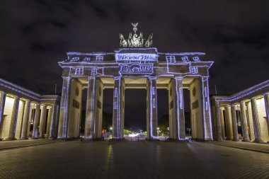 Berlin Brandenburg Kapısı (Brandenburger Tor) güzel 3d Eşleme günbatımı sırasında aydınlatılmış