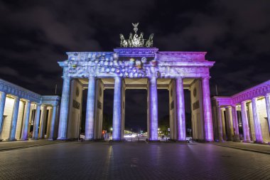Berlin Brandenburg Kapısı (Brandenburger Tor) güzel 3d Eşleme günbatımı sırasında aydınlatılmış