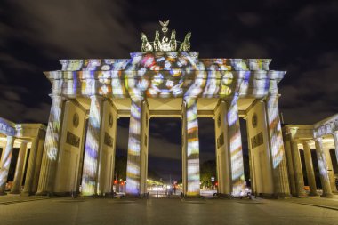 Berlin Brandenburg Kapısı (Brandenburger Tor) güzel 3d Eşleme günbatımı sırasında aydınlatılmış