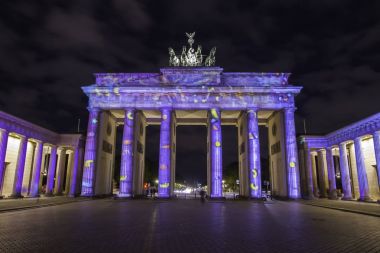 Berlin Brandenburg Kapısı (Brandenburger Tor) güzel 3d Eşleme günbatımı sırasında aydınlatılmış