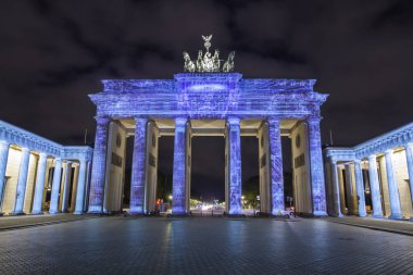 Berlin Brandenburg Kapısı (Brandenburger Tor) güzel 3d Eşleme günbatımı sırasında aydınlatılmış
