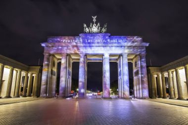 Berlin Brandenburg Kapısı (Brandenburger Tor) güzel 3d Eşleme günbatımı sırasında aydınlatılmış