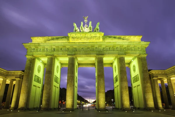Berlin Brandenburg Kapısı (Brandenburger Tor) güzel 3d Eşleme günbatımı sırasında aydınlatılmış