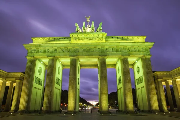 Berlin Brandenburg Kapısı (Brandenburger Tor) güzel 3d Eşleme günbatımı sırasında aydınlatılmış