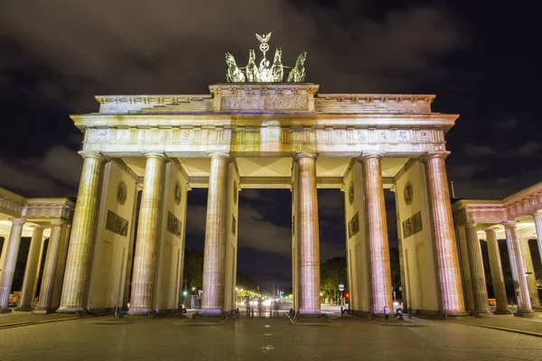Berlin Brandenburg Kapısı (Brandenburger Tor) güzel 3d Eşleme günbatımı sırasında aydınlatılmış