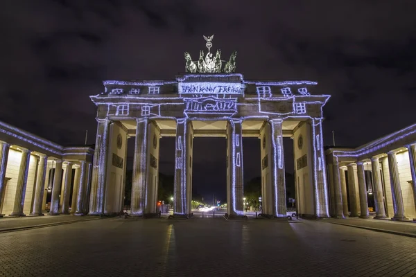 Berlin Brandenburg Kapısı (Brandenburger Tor) güzel 3d Eşleme günbatımı sırasında aydınlatılmış