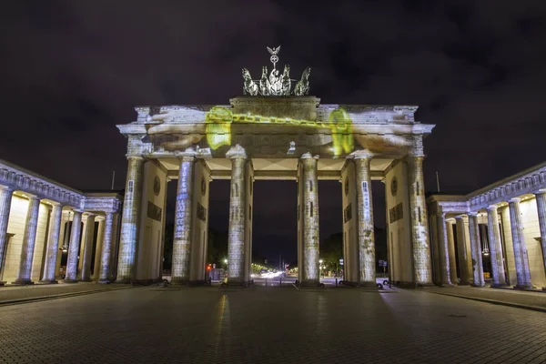 Berlin Brandenburg Kapısı (Brandenburger Tor) güzel 3d Eşleme günbatımı sırasında aydınlatılmış