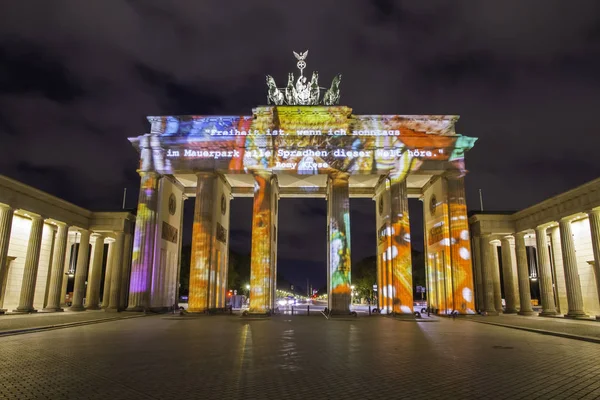 Berlin Brandenburg Kapısı (Brandenburger Tor) güzel 3d Eşleme günbatımı sırasında aydınlatılmış