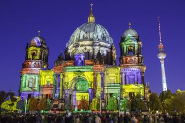Berlin günbatımı sırasında aydınlatılmış Katedrali (Berliner Dom)